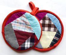 Load image into Gallery viewer, Potholders pair, round, patchwork